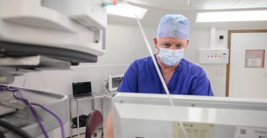 A surgeon looks at a monitor in theatre
